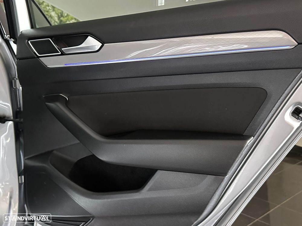 VW Passat 1.6 TDI Business DSG - 33