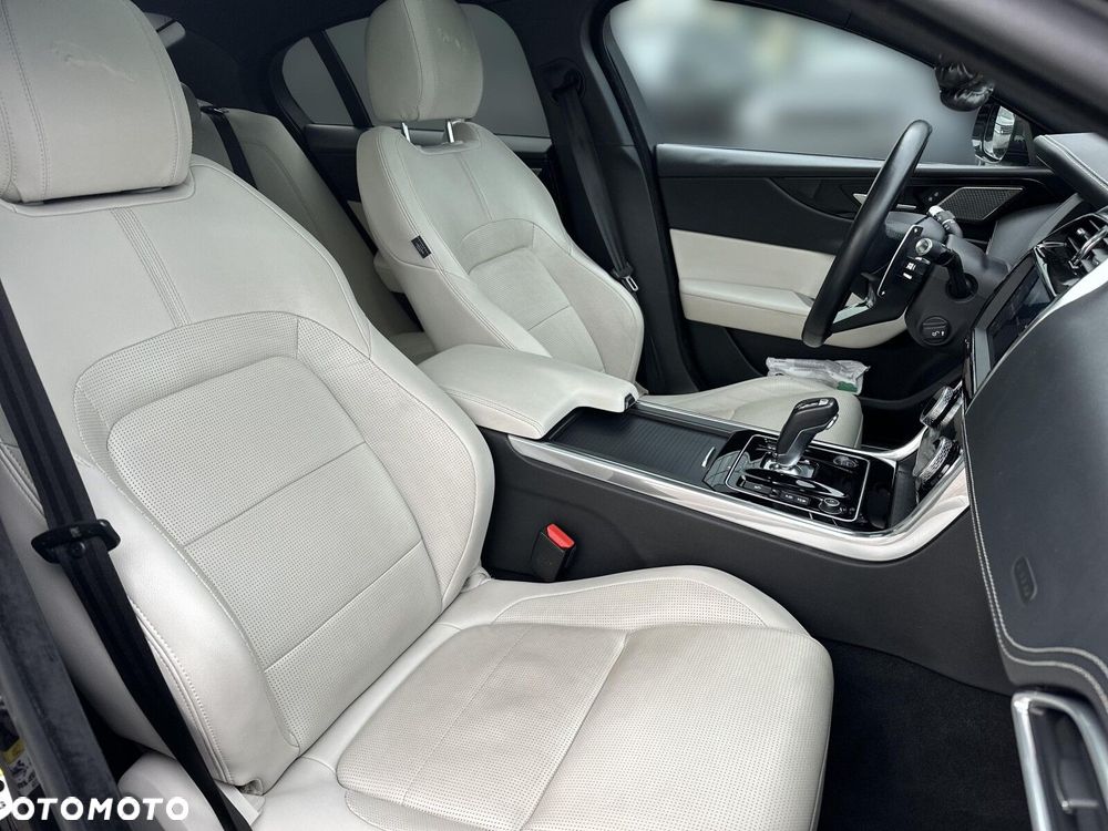 Jaguar XE - 15