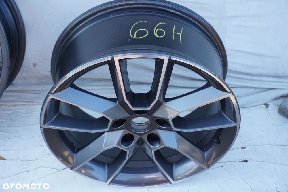 Skoda 5x112 18 7,5J et51 5E0601025AJ stan bdb - 2