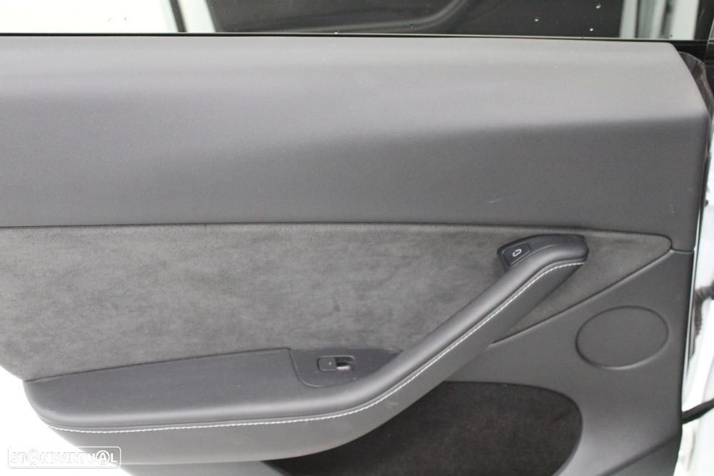 Tesla Model Y Long Range Dual Motor AWD - 23