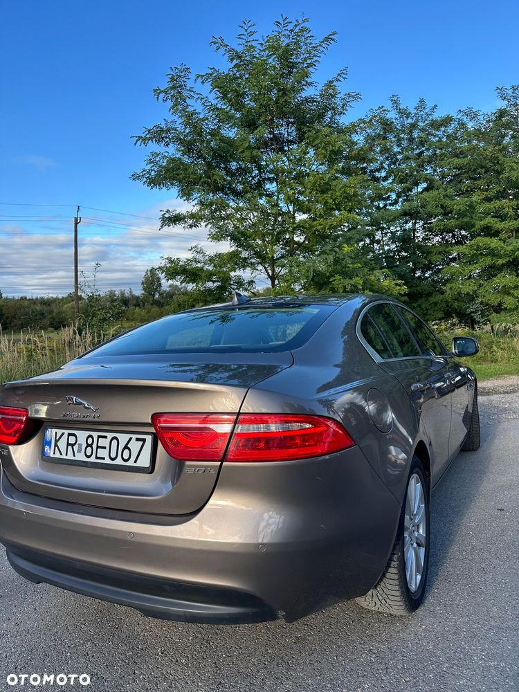 Jaguar XE 2.0 T Prestige - 5