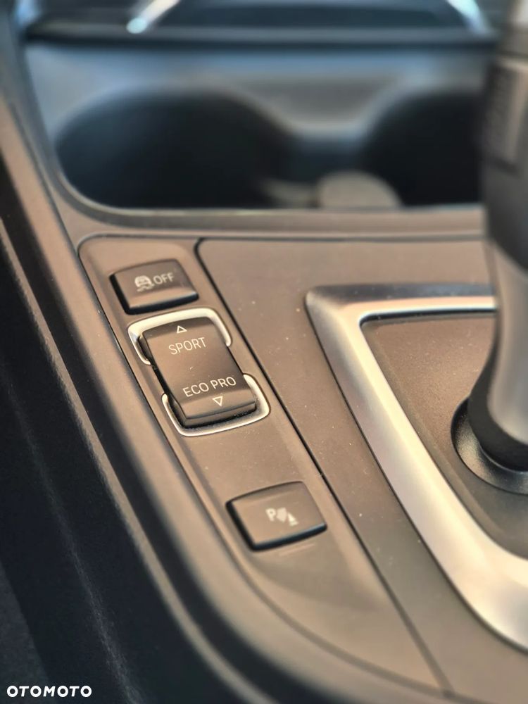 BMW Seria 3 320i GPF xDrive - 21