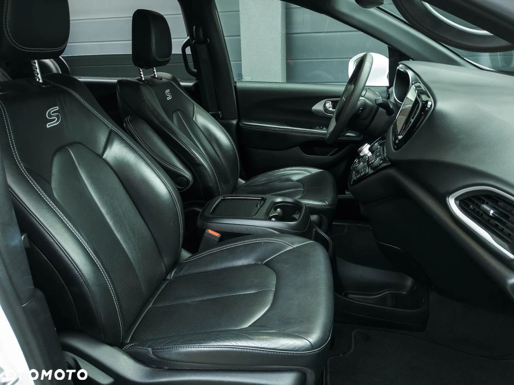 Chrysler Pacifica - 30