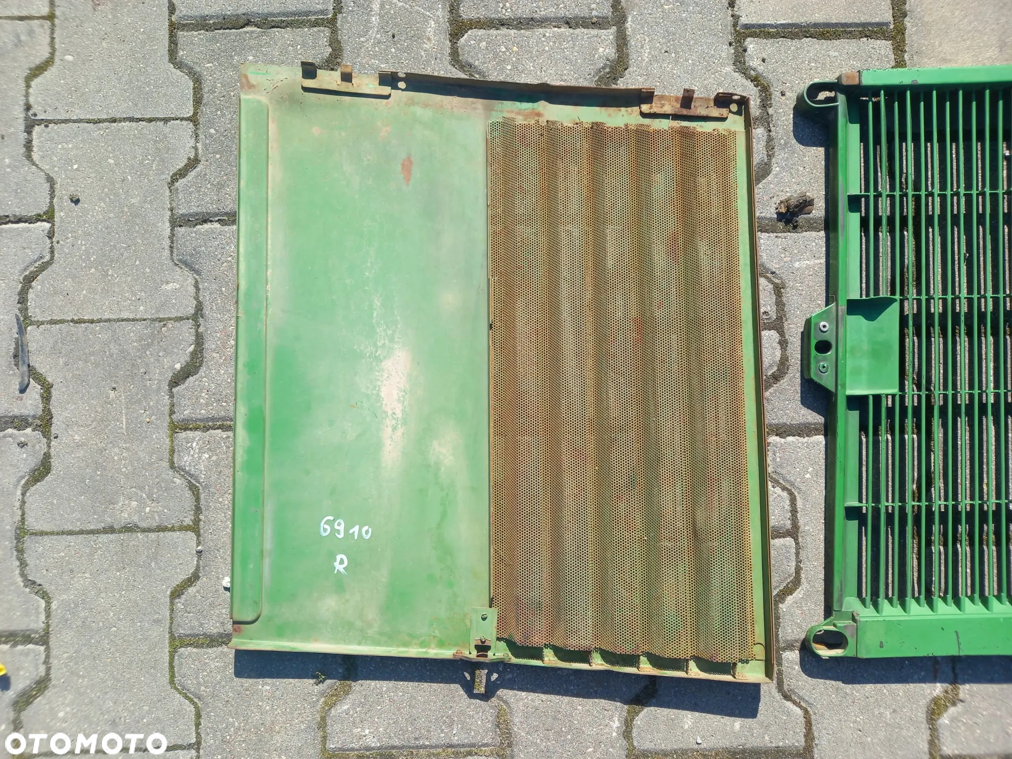 Panel boczny maski kratka prawa AL80284 John Deere 6910 - 3