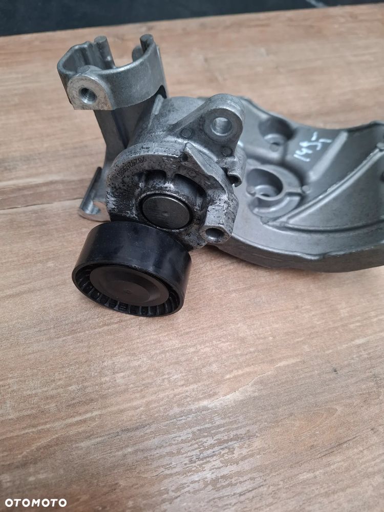 Peugeot 208 II łapa mocowanie pompy klimatyzacji 9823598480 - 3