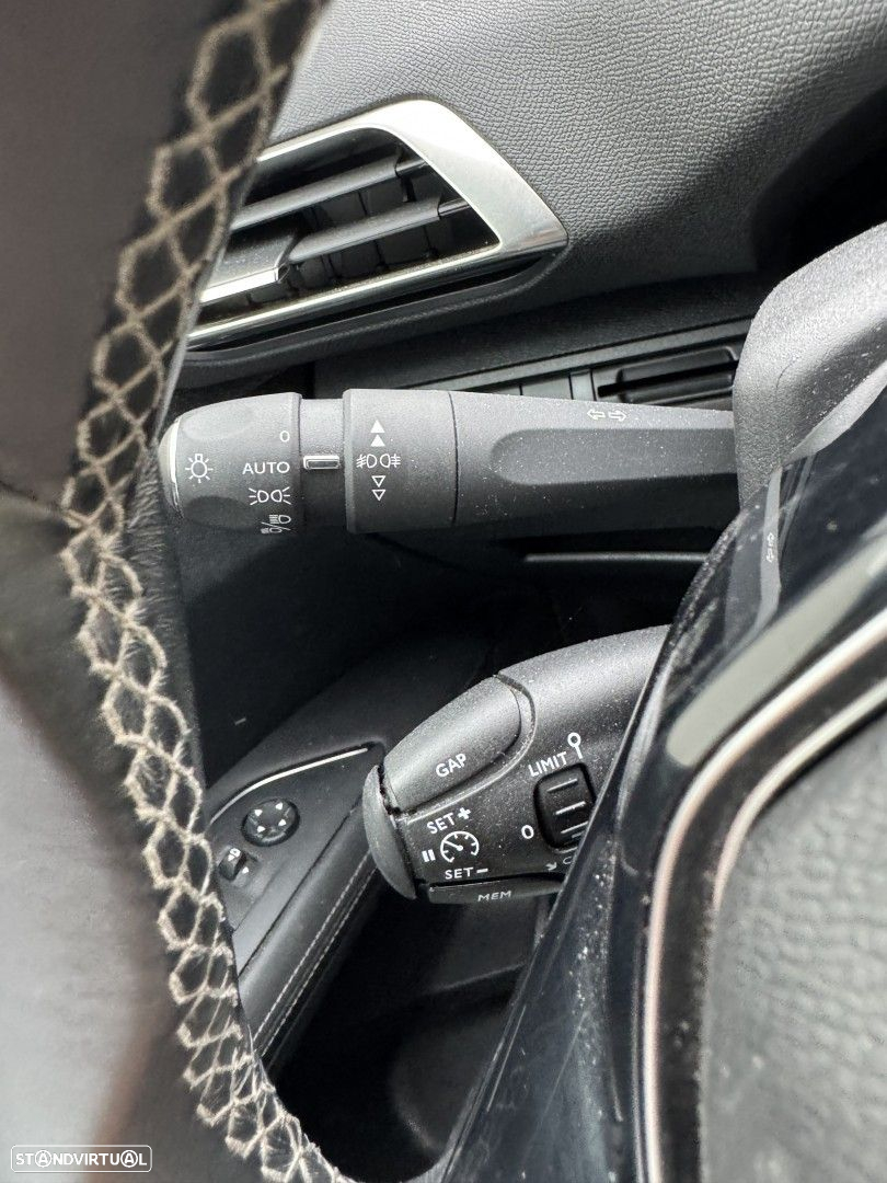 Peugeot 3008 1.2 PureTech Allure - 24