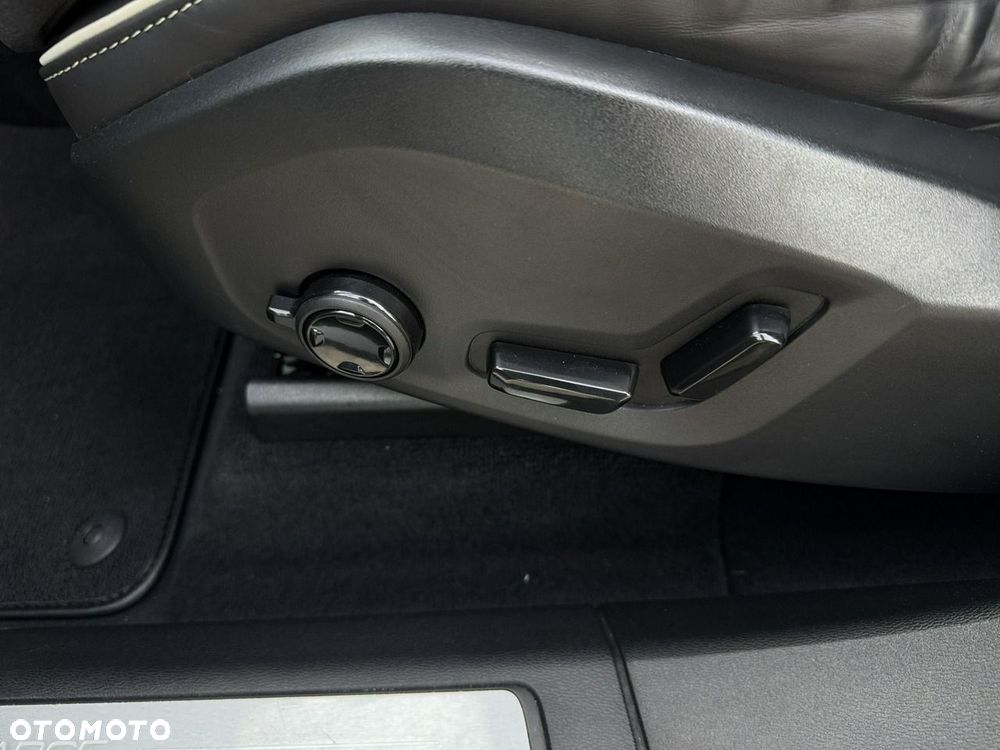 Volvo XC 60 T8 Plug-In Hybrid AWD Plus Dark - 35
