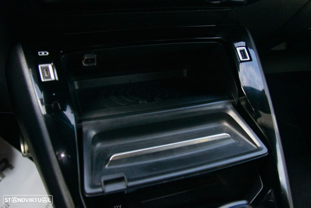 Peugeot e-208 GT - 36