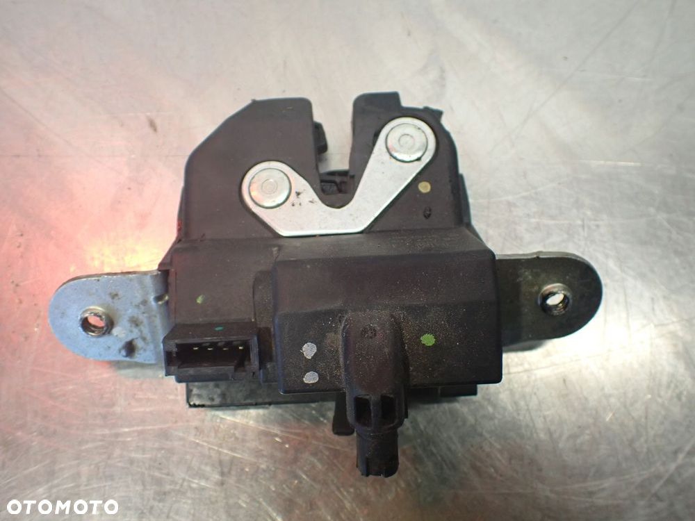 ZAMEK KLAPY BAGAŻNIKA OPEL CORSA D 1.4 13317445 - 1