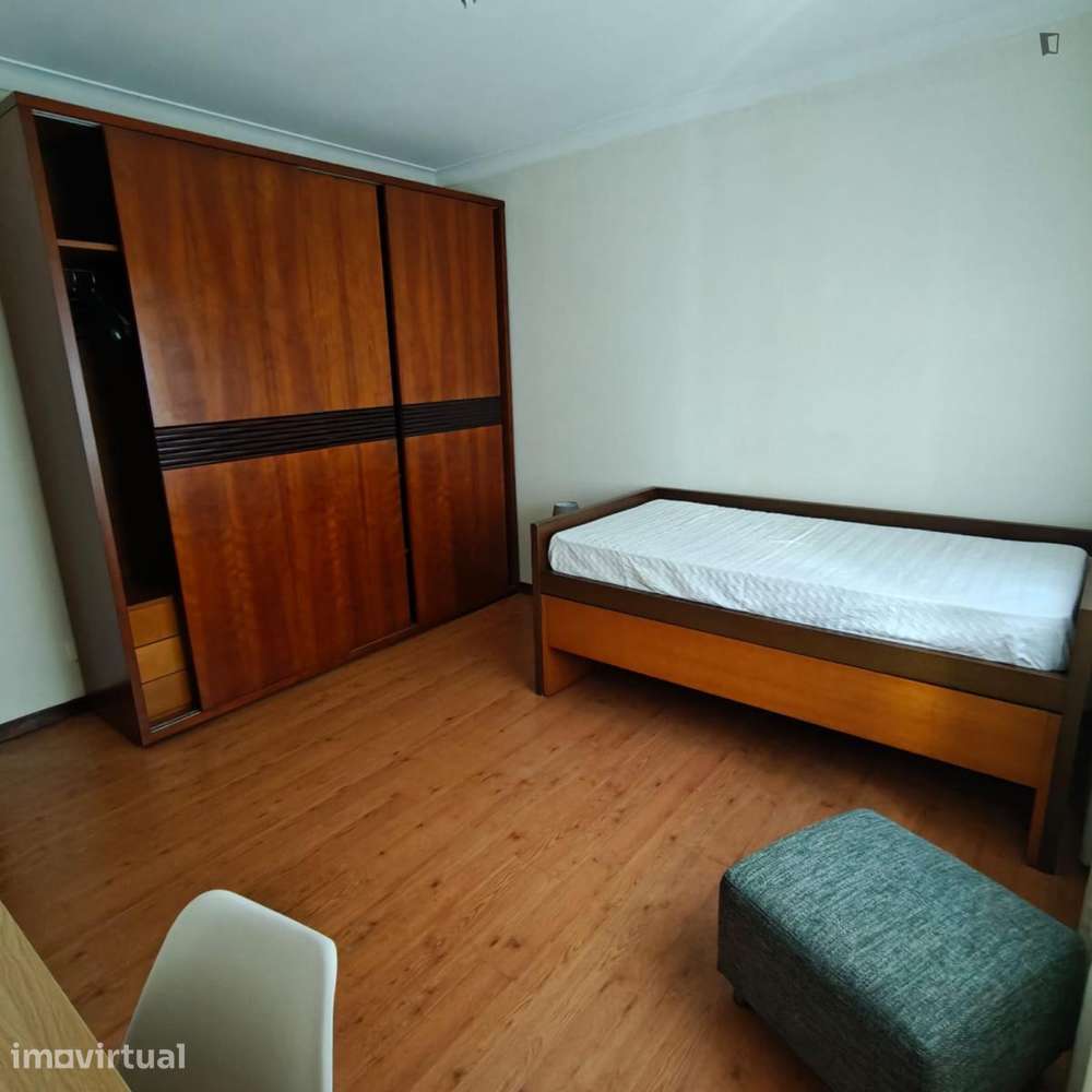 Quarto - localizado em Santa Marinha Porto - Grande imagem: 5/9