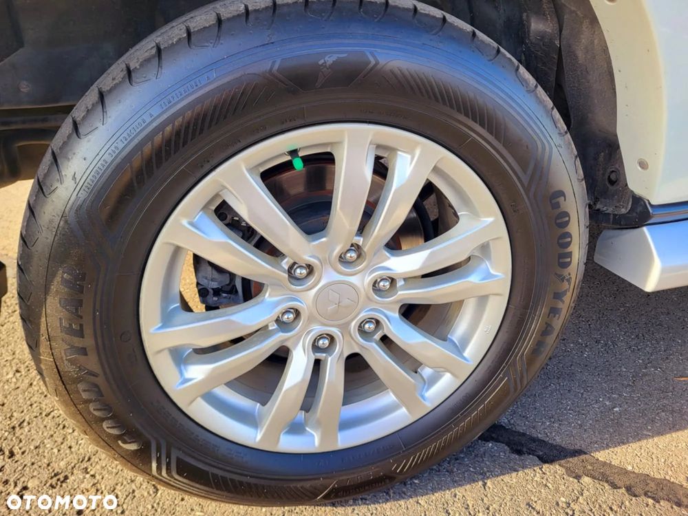 Mitsubishi Pajero - 15