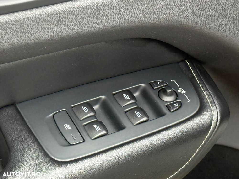 Volvo XC 60 D5 AWD R-Design - 32