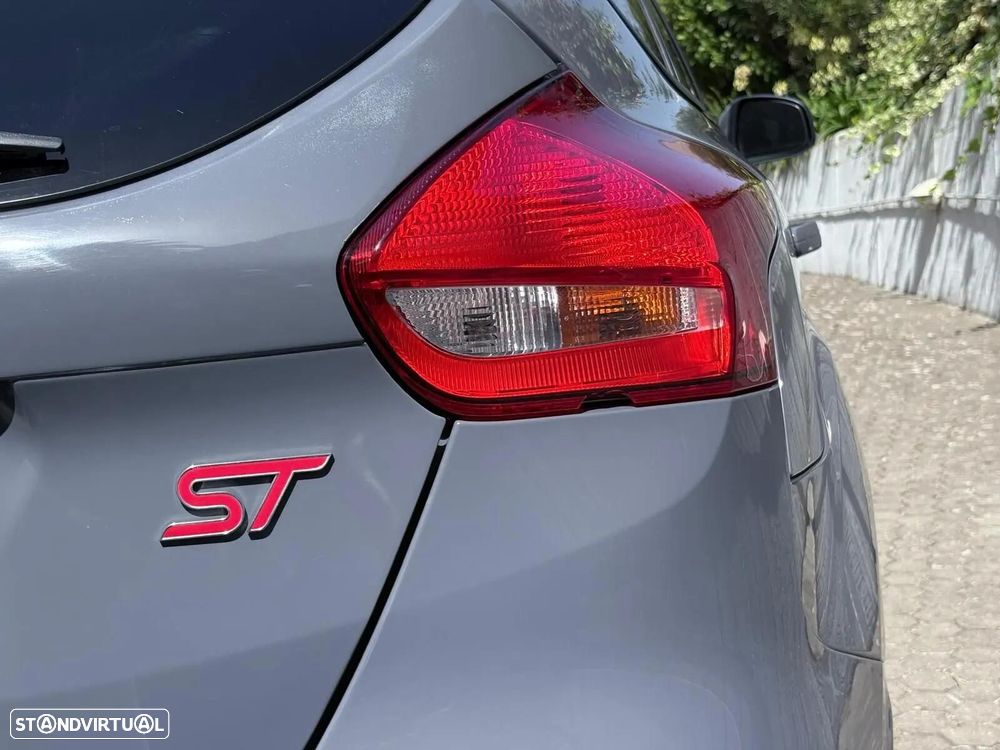Ford Focus 2.0 EcoBoost ST c/ Pack Pele Desportiva - 23