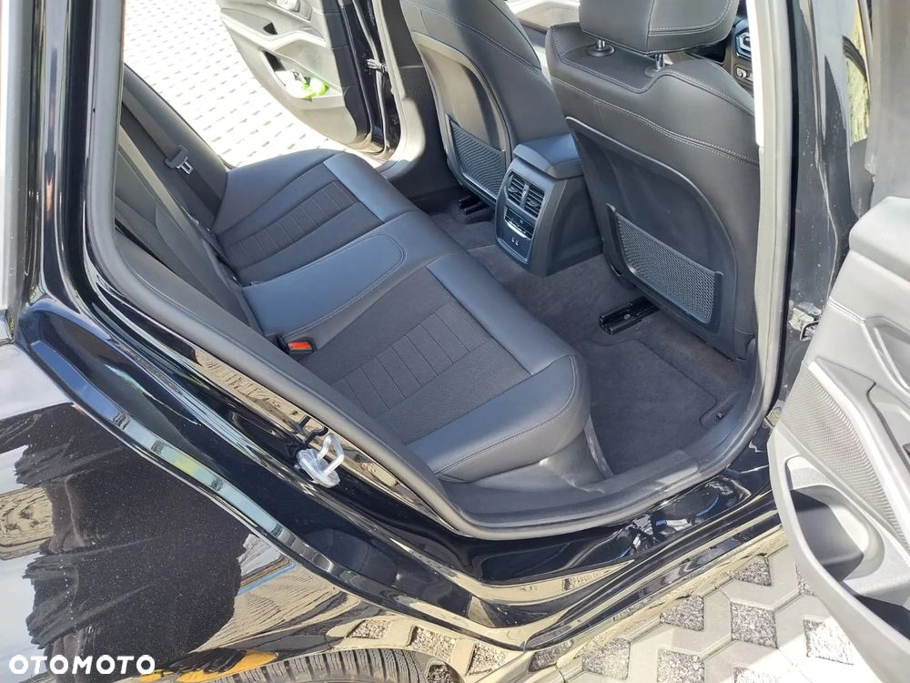 BMW Seria 3 318i M Sport - 24