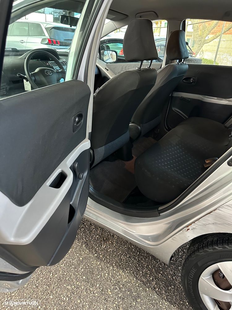Toyota Yaris 1.0 VVT-i AC Manual+VSC - 12