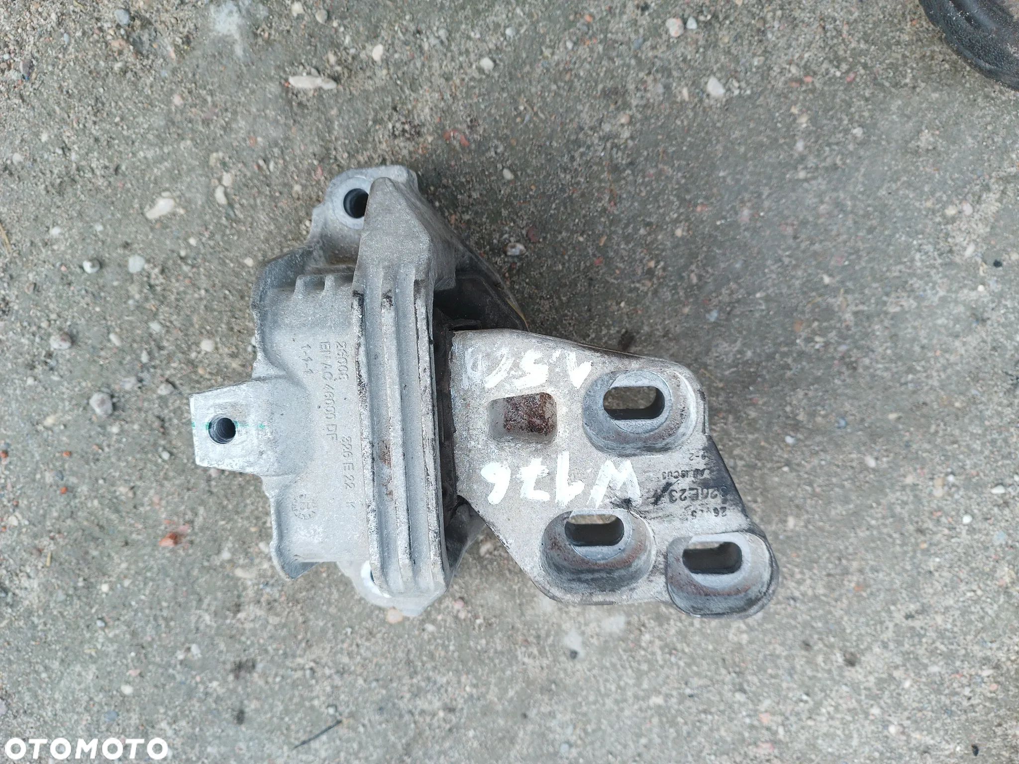 ŁAPA PODUSZKA SILNIKA 1.5 CDI MERCEDES A KLASA W176 - 1