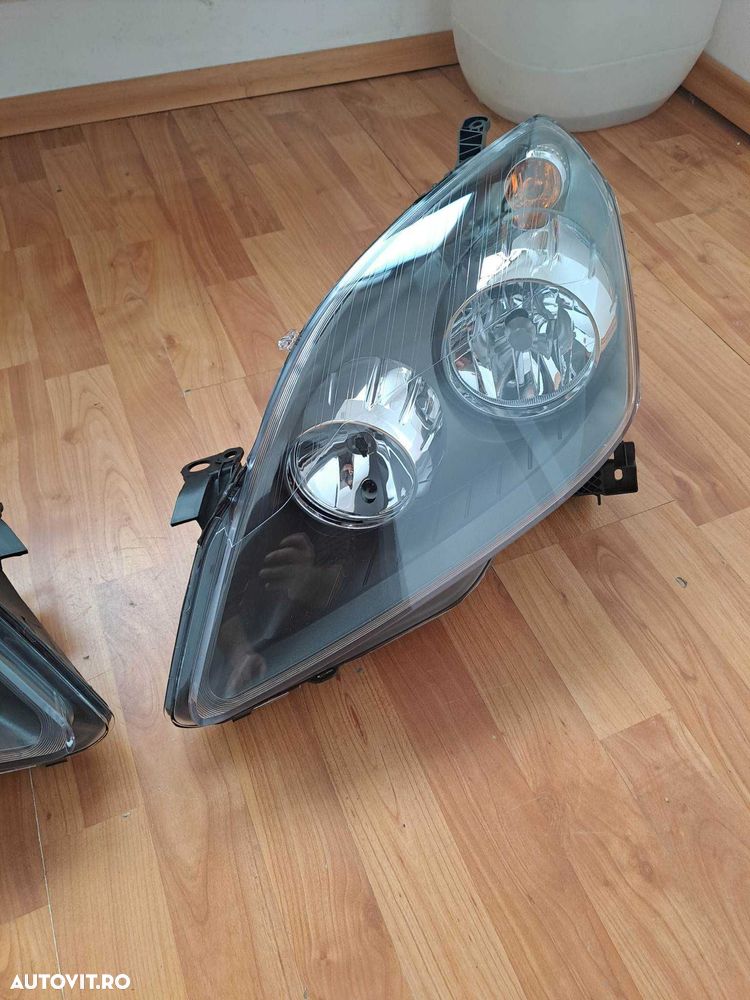 Far stanga/dreapta Opel Zafira B an 2005-2007 , faruri noi - 2
