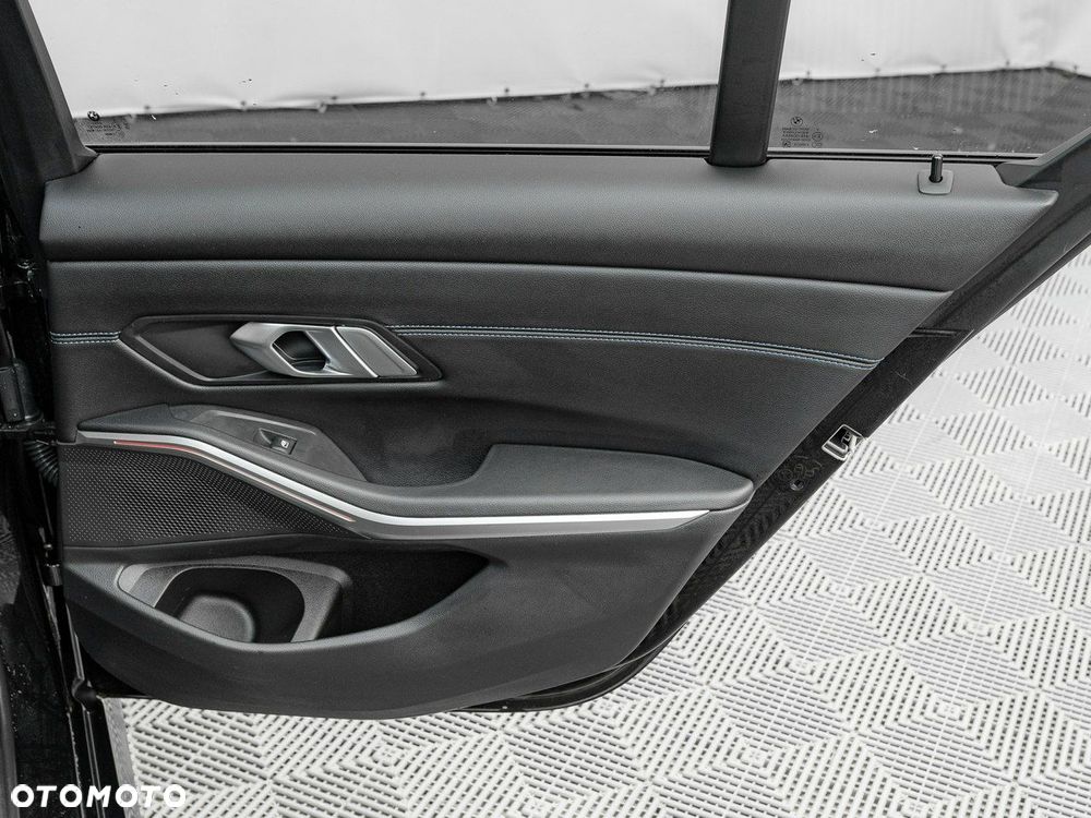 BMW Seria 3 318i M Sport - 26