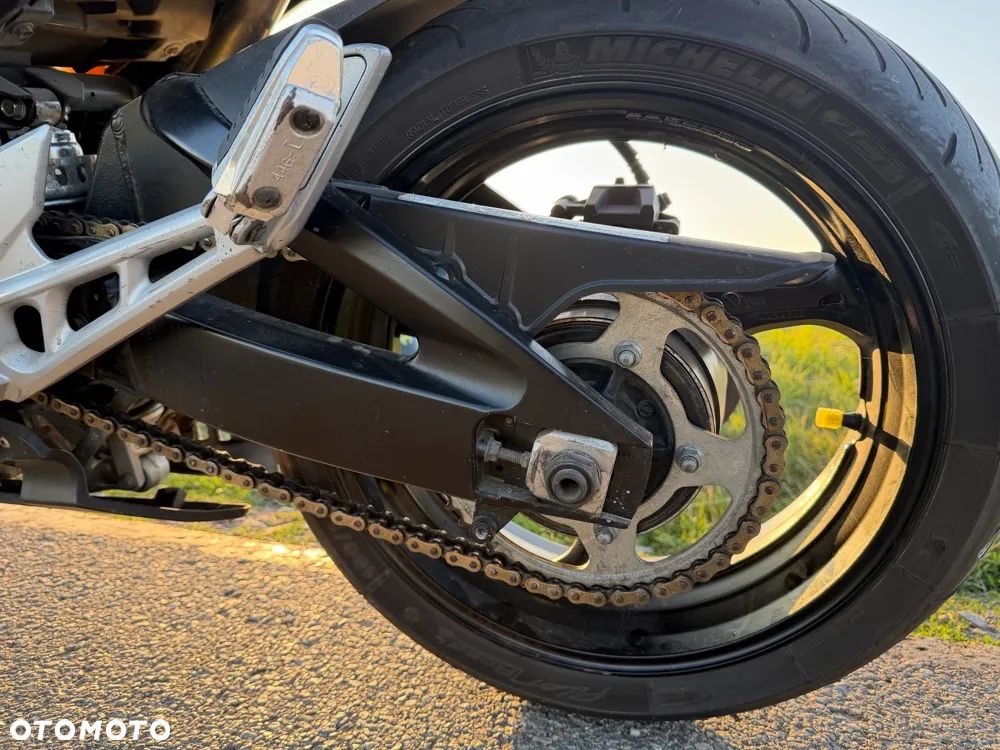 Suzuki GSR - 9