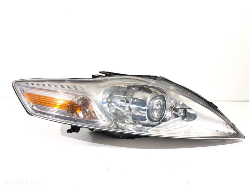 REFLEKTOR PRAWY PRZÓD  FORD MONDEO IV (BA7) 2007 - 2015 1.8 TDCi 92 kW [125 KM] olej napędowy 2007 - 1