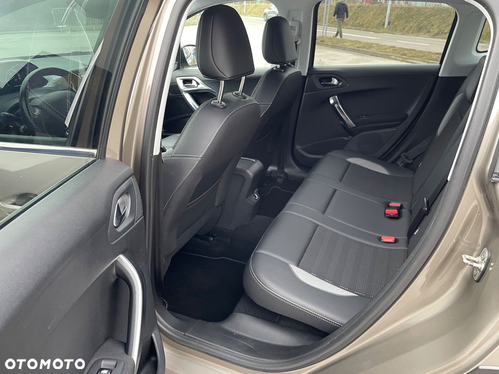 Peugeot 2008 1.2 Pure Tech Allure S&S - 13