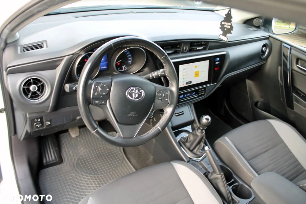 Toyota Auris - 11