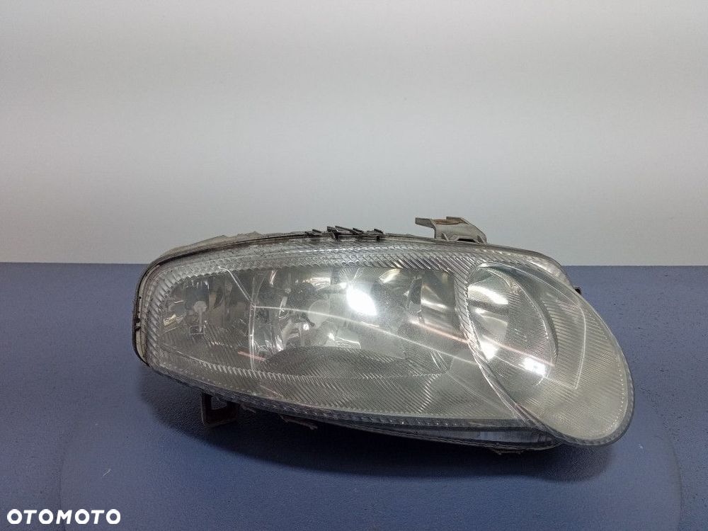 ALFA ROMEO 147 REFLEKTOR PRAWY PRZÓD 465565650 EU - 1
