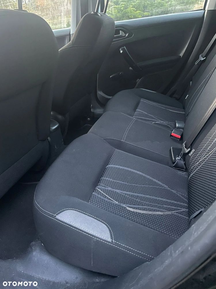 Peugeot 208 - 11