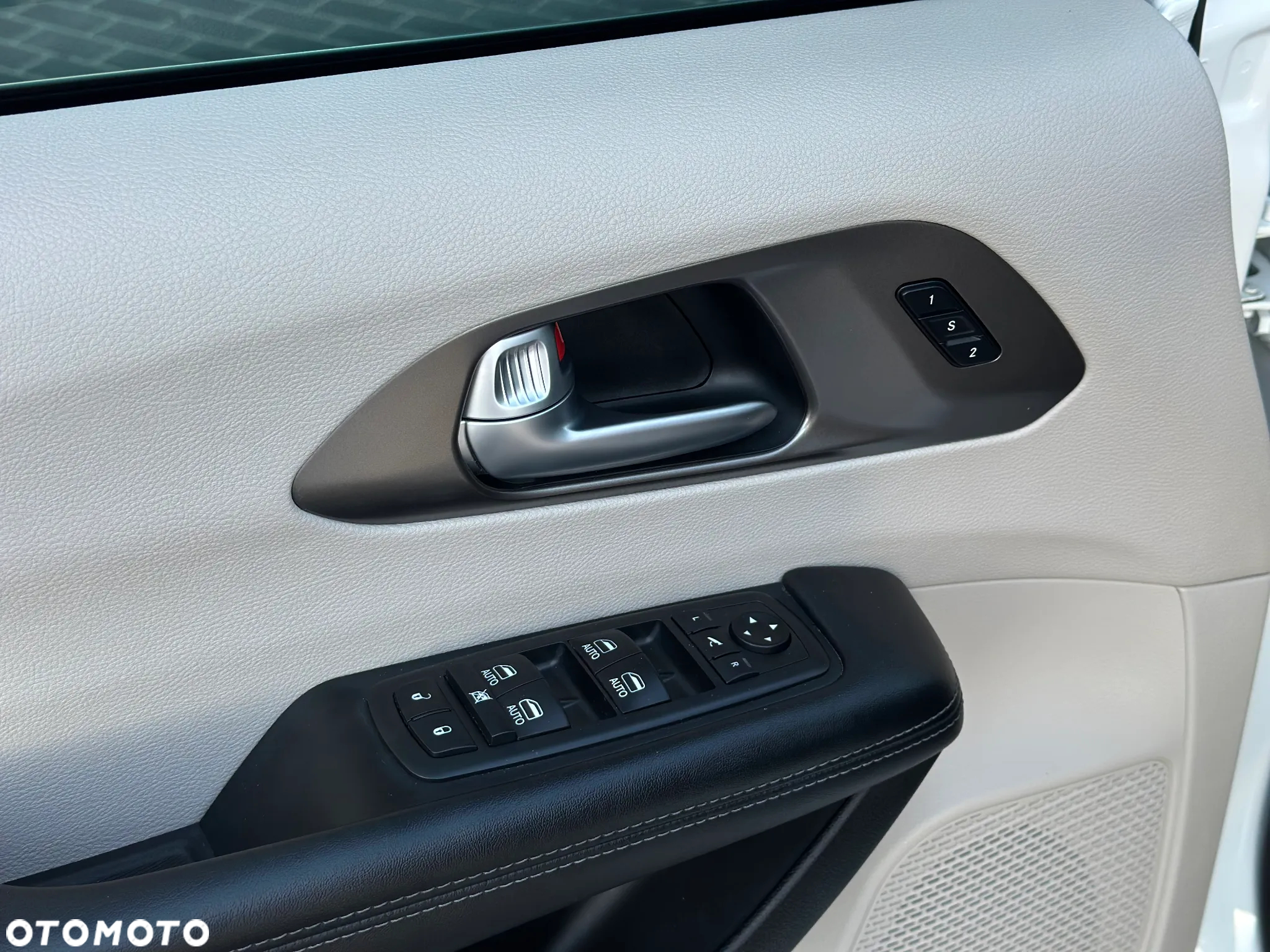 Chrysler Pacifica - 16