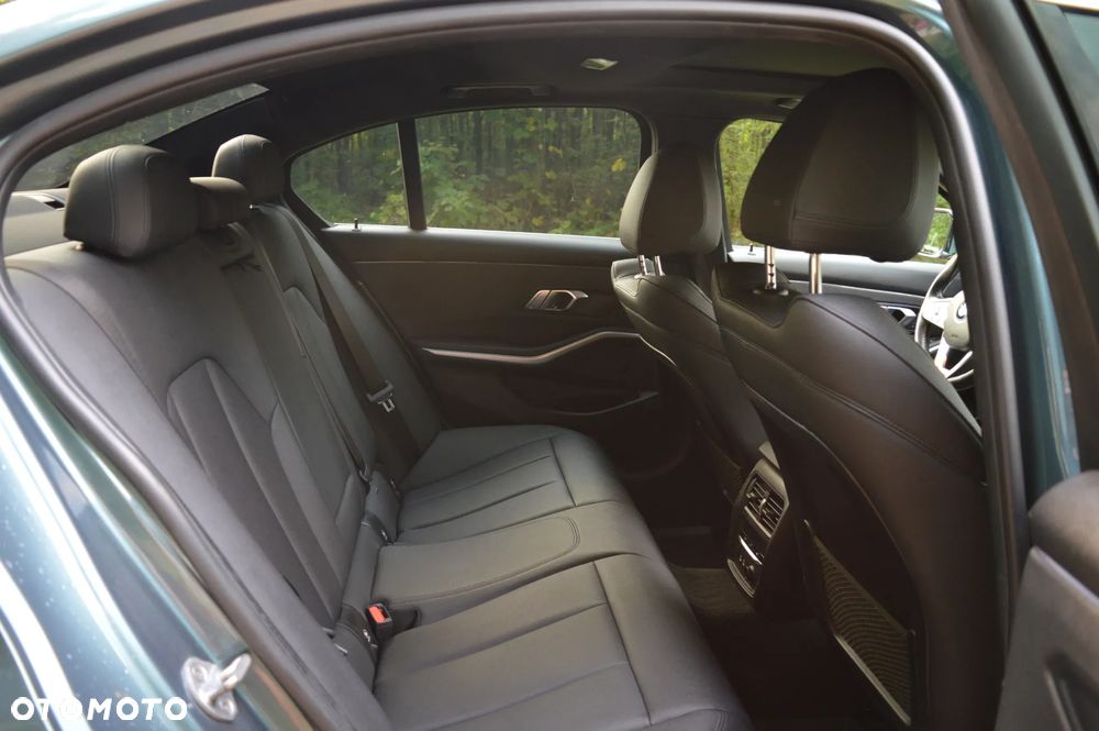 BMW Seria 3 330i - 29