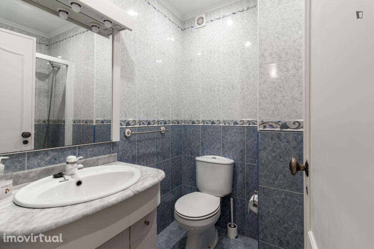 Quarto - localizado em Linda-a-Velha Lisbon - Grande imagem: 4/18