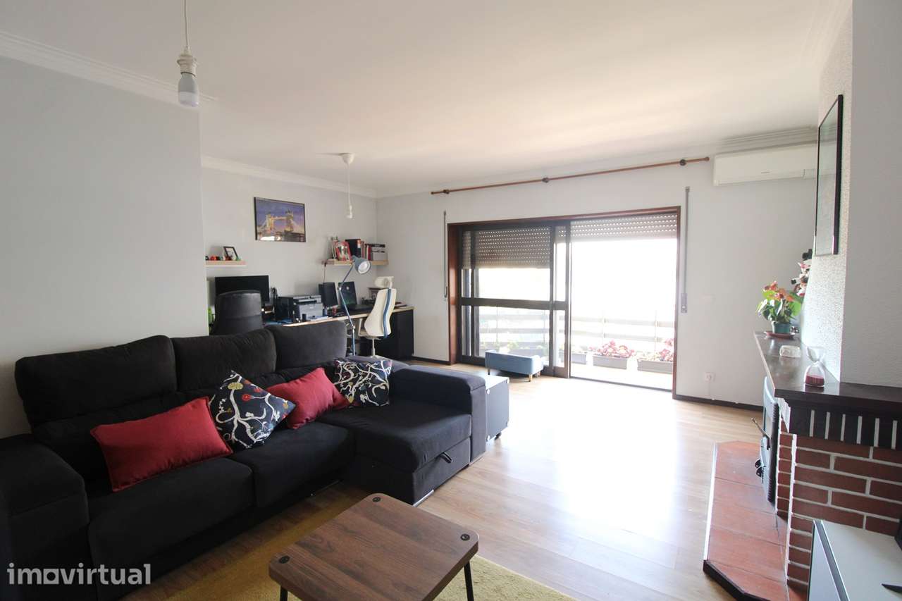 Espaçoso apartamento T3 com 3 frentes no centro de S. M. da Feira - Grande imagem: 3/19