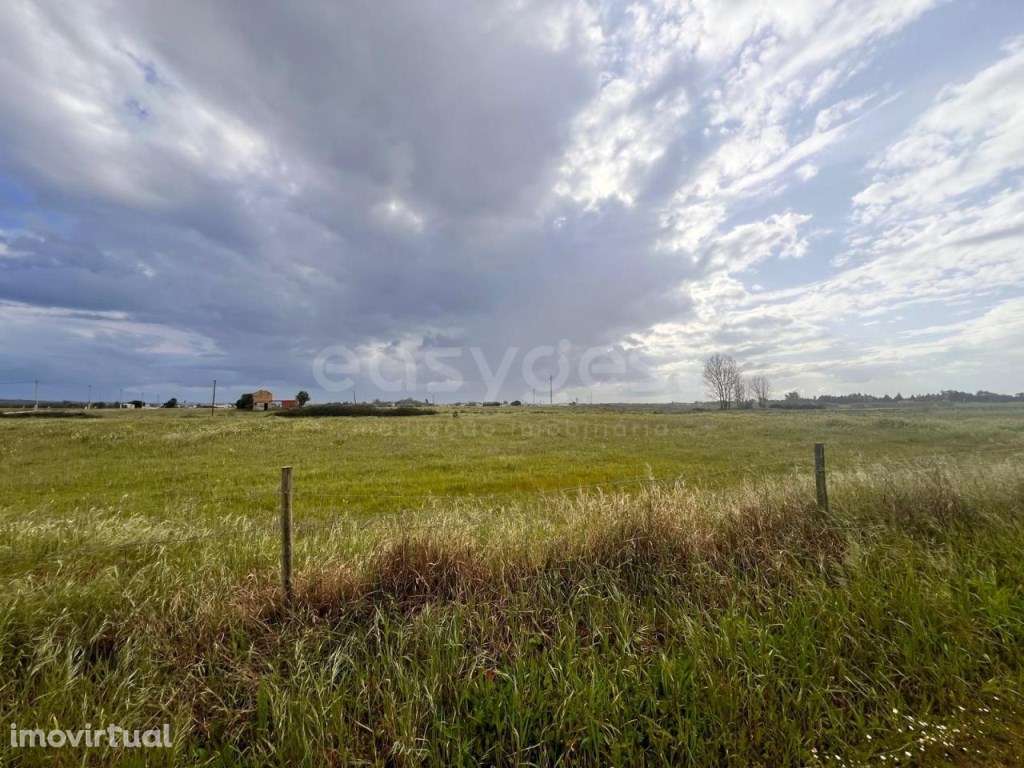 Terreno com 22400m com Construção, Poço e Eletricidade - Grande imagem: 2/17