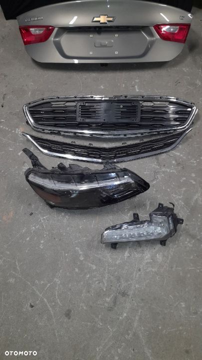Chevrolet Malibu lampa prawa przód - 1