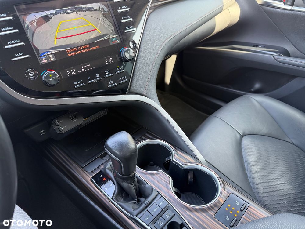 Toyota Camry 2.5 Hybrid Executive CVT - 26