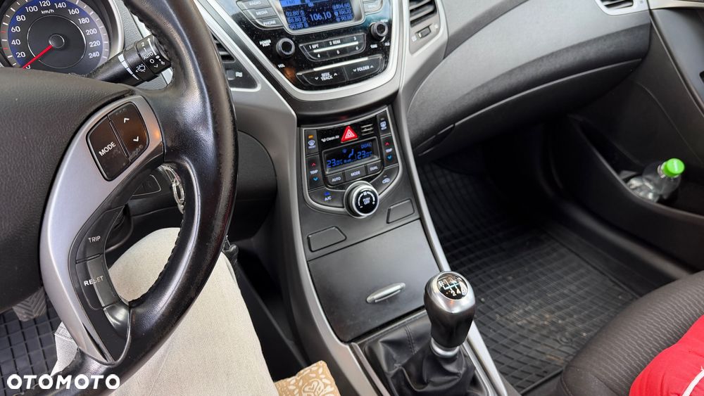 Hyundai Elantra 1.6 Classic + - 23