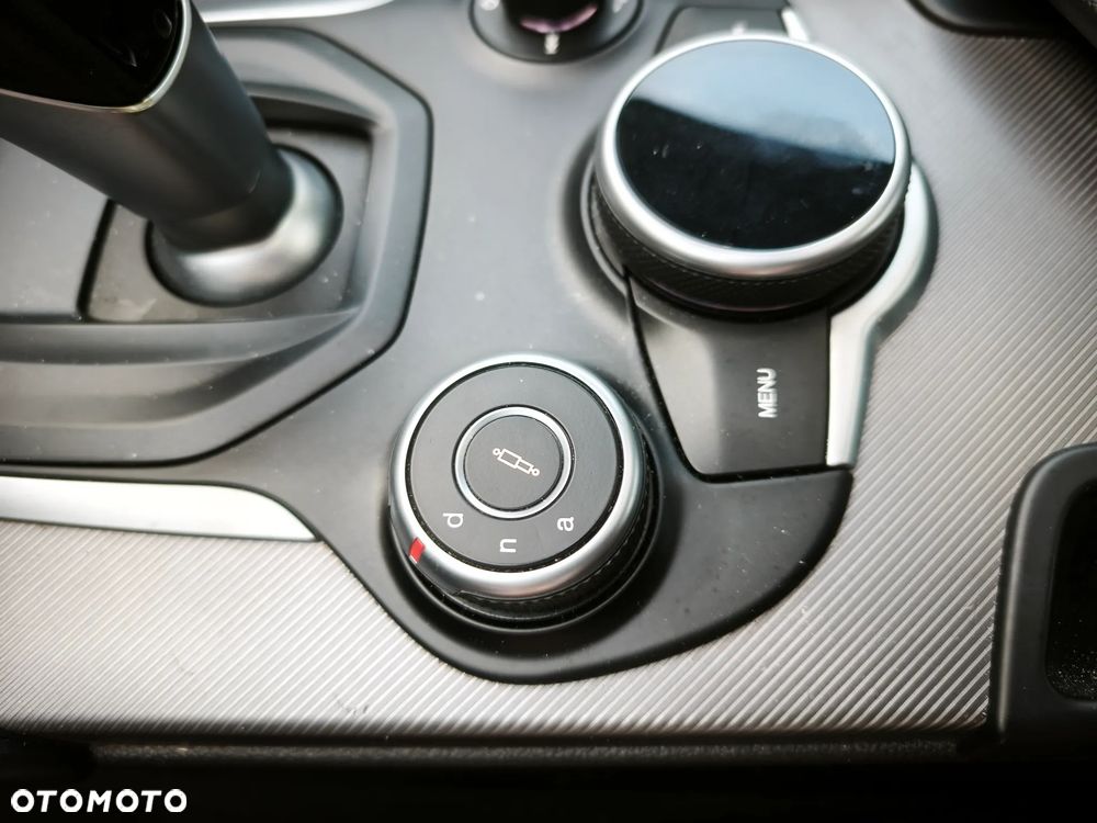 Alfa Romeo Giulia 2.0 Turbo 16V AT8-Q4 Veloce Ti - 13