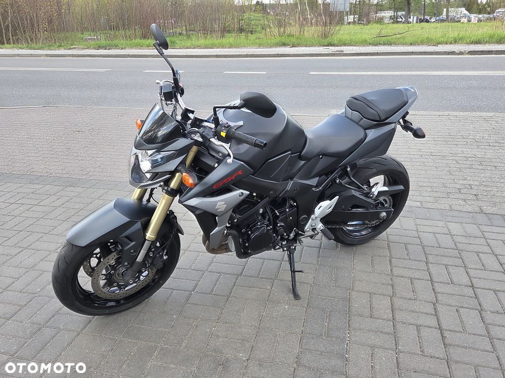 Suzuki GSR - 7