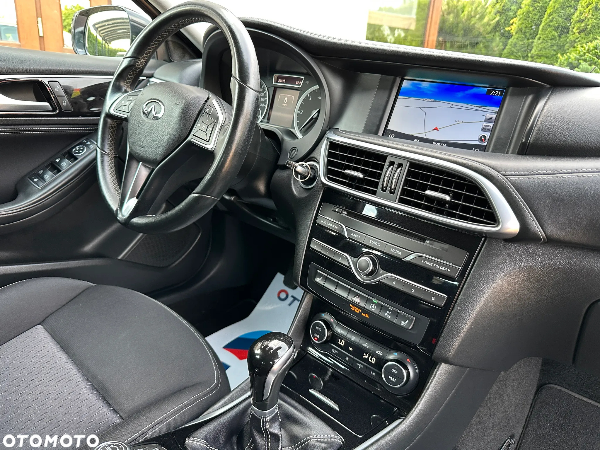 Infiniti Q30 1.5d Premium Tech Cafe Teak - 24