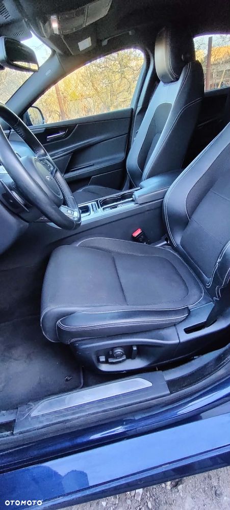 Jaguar XE 20d AWD R-Sport - 11