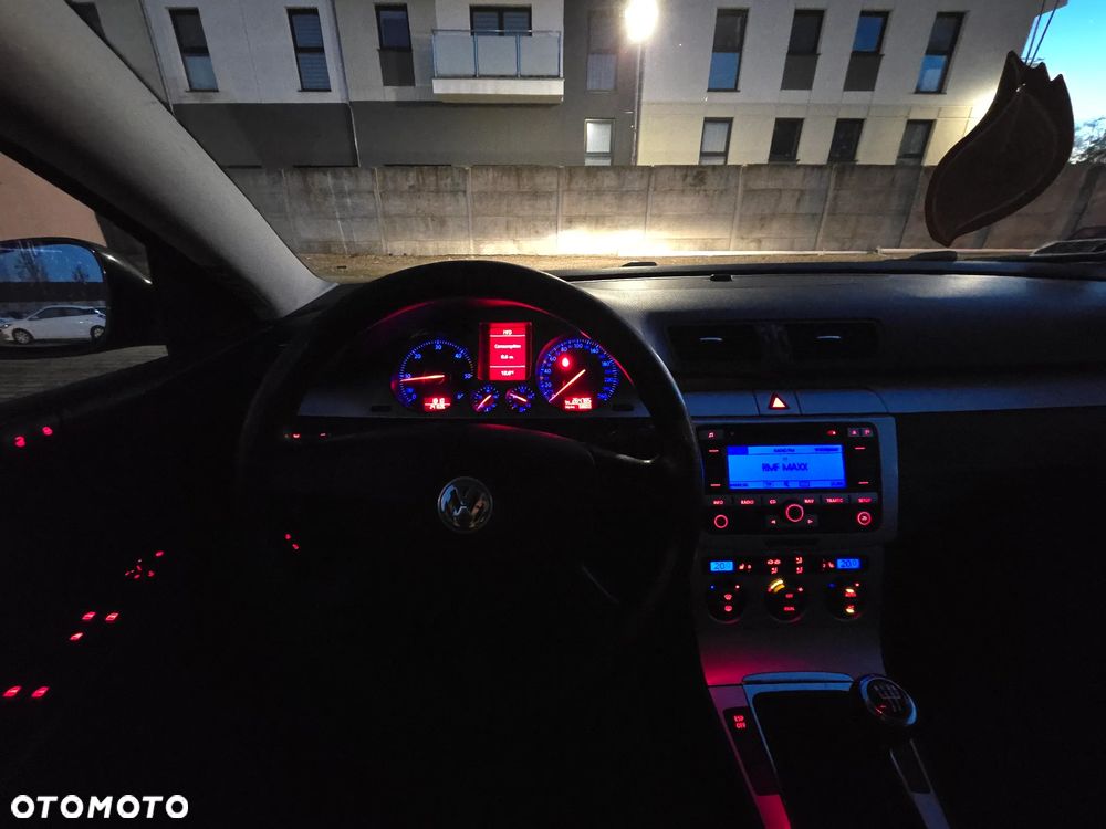 Volkswagen Passat 1.9 TDI DPF Sportline - 17