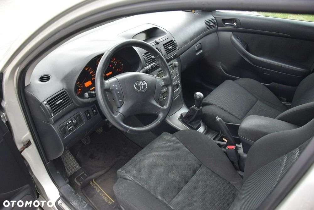Toyota Avensis - 18