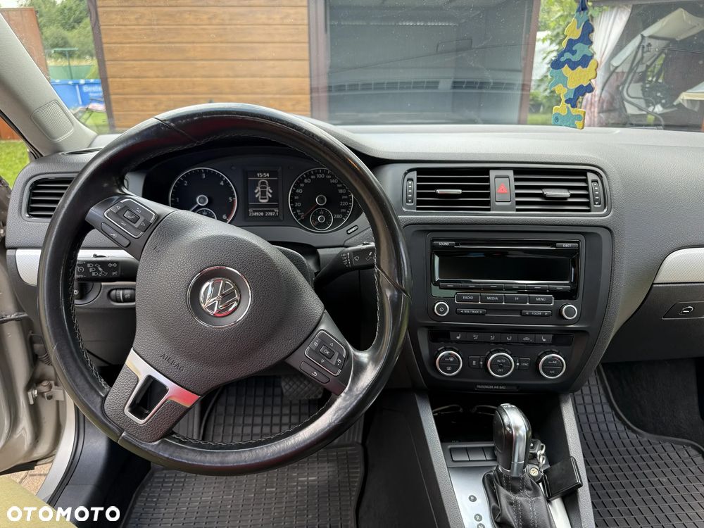 Volkswagen Jetta 1.6 TDI Highline DSG - 5