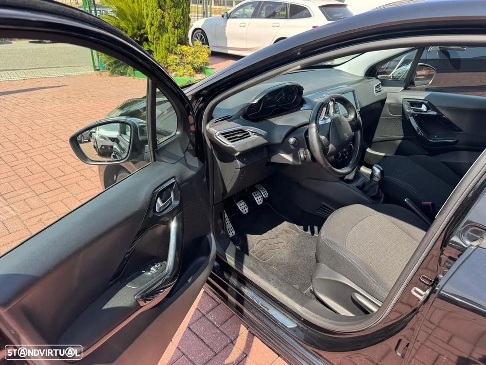 Peugeot 208 - 8