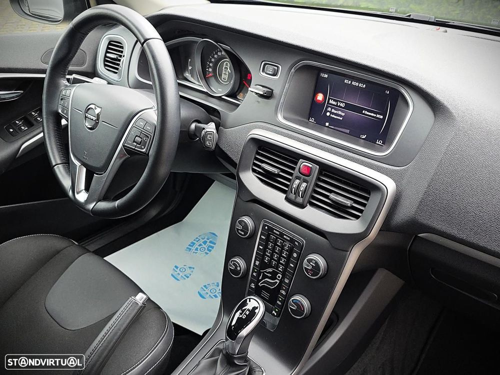 Volvo V40 2.0 D2 Momentum Geartronic - 19