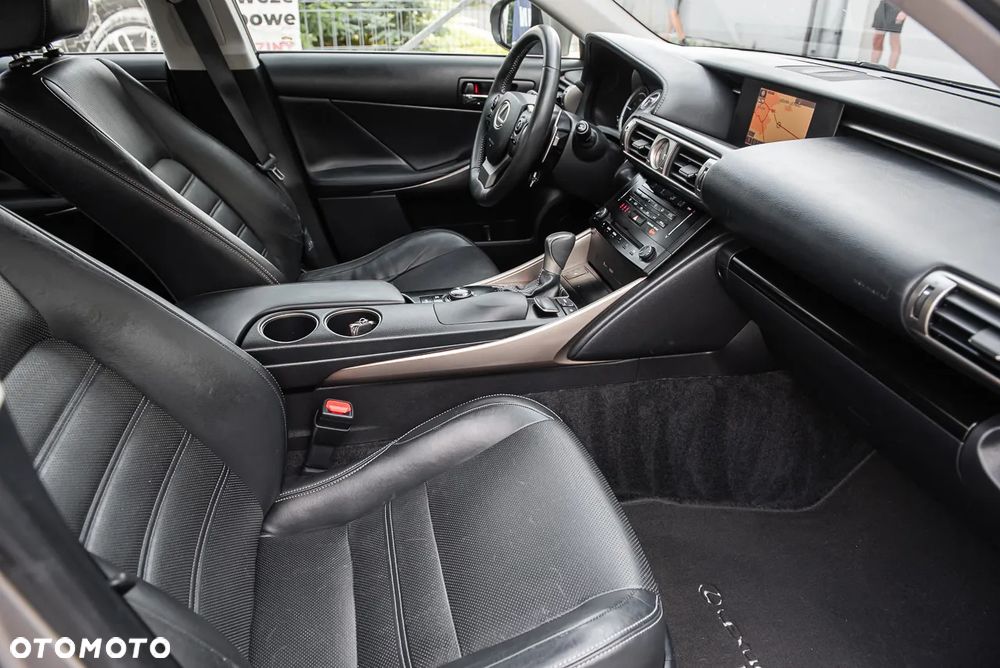 Lexus IS Luxury Line - 32