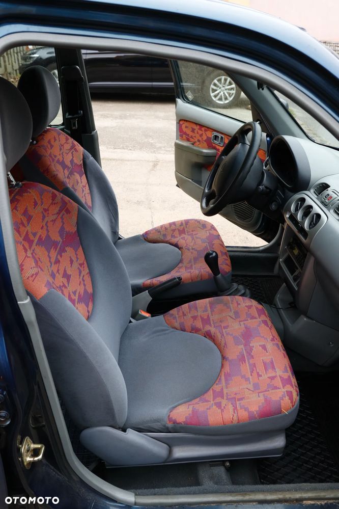 Nissan Micra 1.0 L - 15
