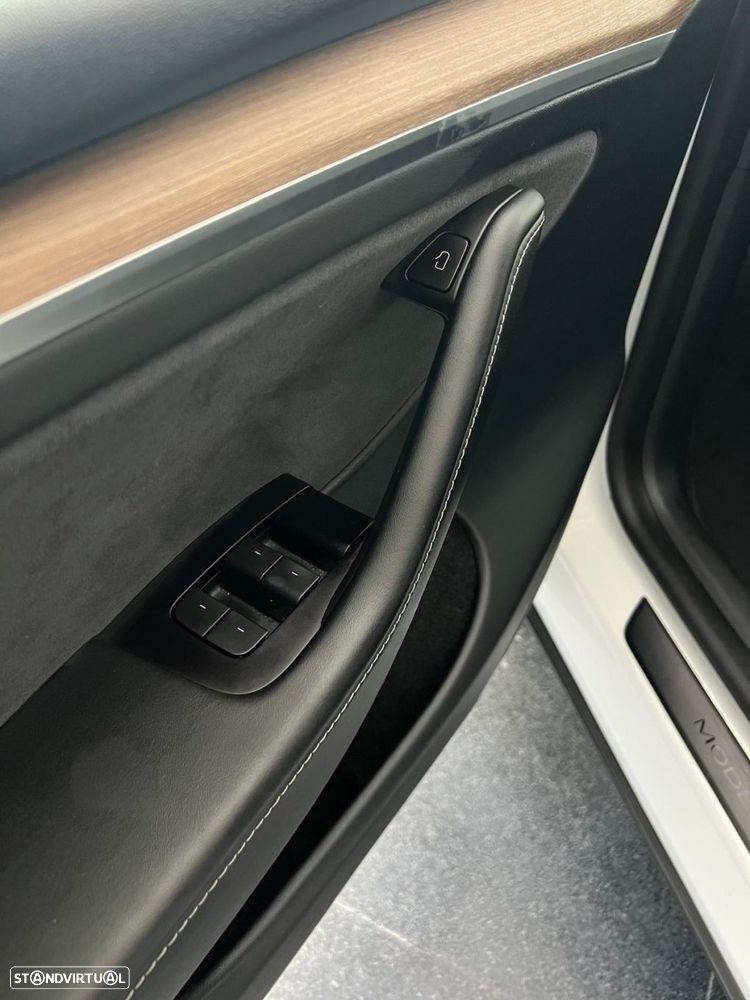 Tesla Model Y Long Range Dual Motor AWD - 9