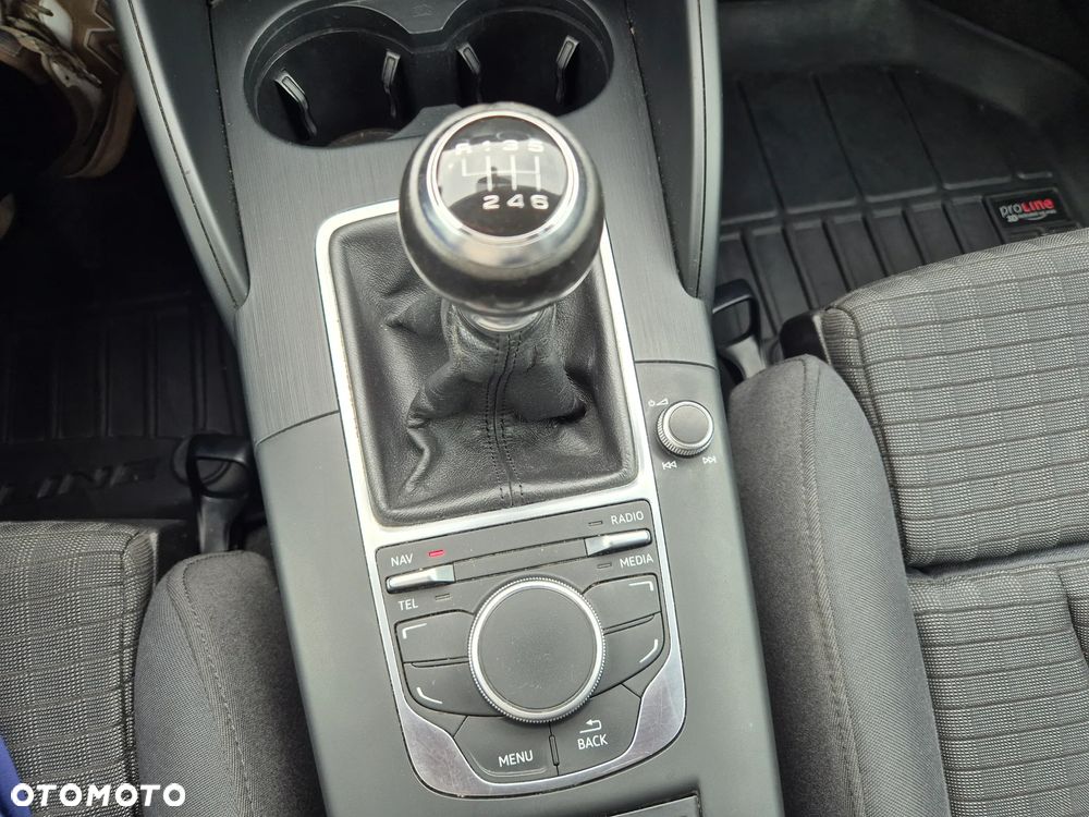 Audi A3 Sportback 1.6 TDI DPF Ambiente - 14