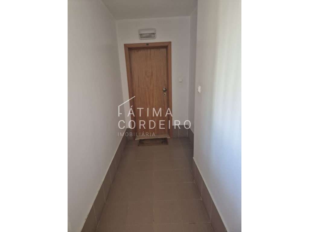 T2 situado no Monte da Caparica, 3º andar em prédio com elevador - Grande imagem: 2/37